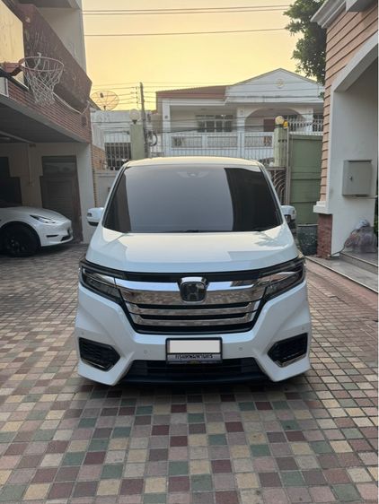 รถ Honda Stepwagon 2.0 Hybrid สี ขาว