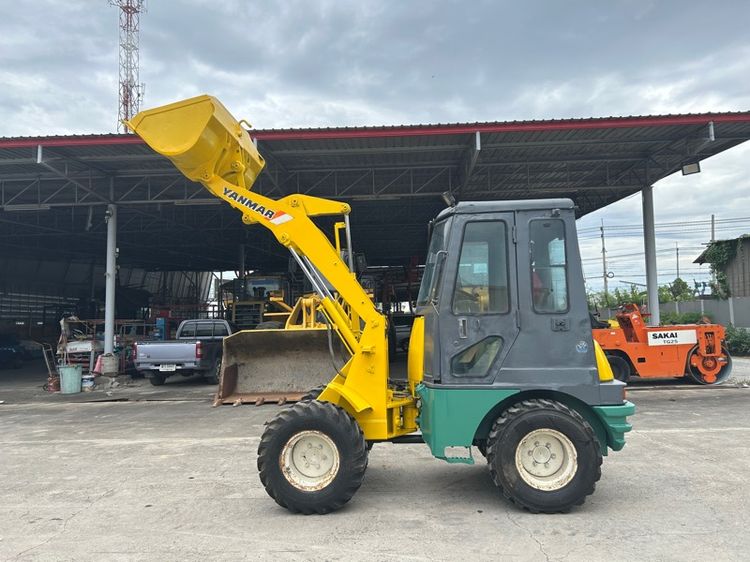 รถตักล้อยาง YANMAR รุ่น V3-2 บุ้งกี๋ 0.4 คิว  รถเก่านอกนำเข้า