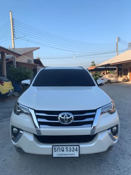 รถ Toyota Fortuner 2.4 V สี ขาว