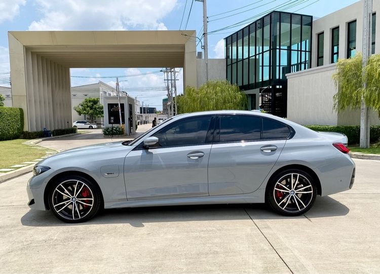 BMW Series 3 2023 330e Sedan เบนซิน ไม่ติดแก๊ส เกียร์อัตโนมัติ เทา รูปที่ 4