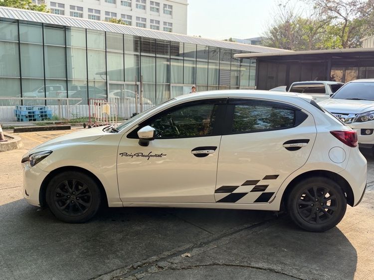 Mazda Mazda 2 2018 1.3 High Connect Sedan เบนซิน ไม่ติดแก๊ส เกียร์อัตโนมัติ ขาว รูปที่ 2