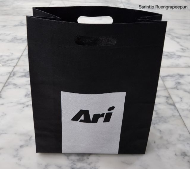 ARI SPUNBOND BAG ถุงผ้าอเนกประสงค์ สีดำแถบขาว จาก Ari Shop ขนาด 28×35×10 ซม.(11"×14"×4")