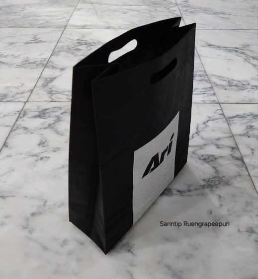 ARI SPUNBOND BAG ถุงผ้าอเนกประสงค์ สีดำแถบขาว จาก Ari Shop ขนาด 28×35×10 ซม.(11"×14"×4") รูปที่ 4