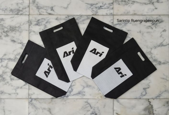 ARI SPUNBOND BAG ถุงผ้าอเนกประสงค์ สีดำแถบขาว จาก Ari Shop ขนาด 28×35×10 ซม.(11"×14"×4") รูปที่ 11