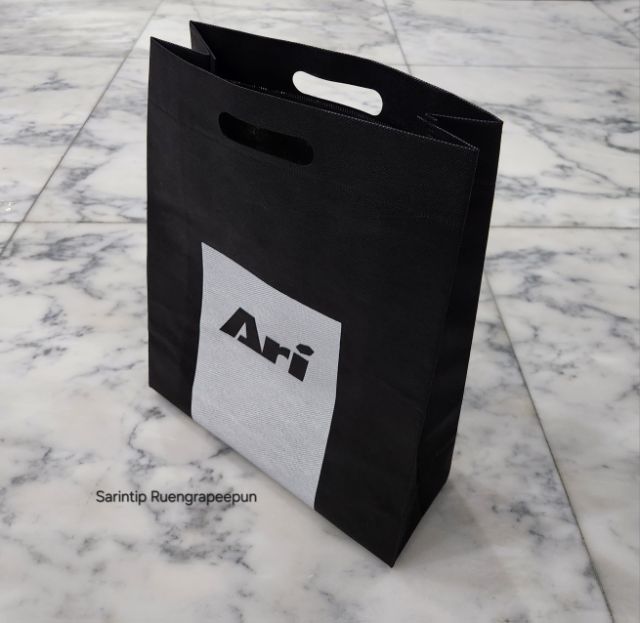 ARI SPUNBOND BAG ถุงผ้าอเนกประสงค์ สีดำแถบขาว จาก Ari Shop ขนาด 28×35×10 ซม.(11"×14"×4") รูปที่ 2