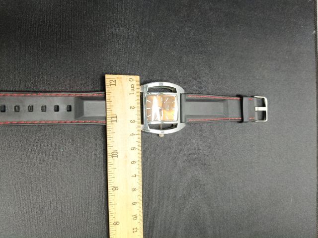 นาฬิกาข้อมือชาย ทรงสปอร์ต หน้าปัดน้ำตาล สายดำด้ายแดง รูปที่ 4