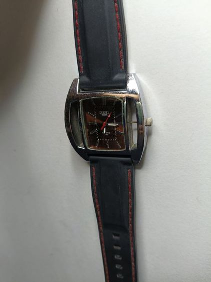 นาฬิกาข้อมือชาย ทรงสปอร์ต หน้าปัดน้ำตาล สายดำด้ายแดง รูปที่ 2