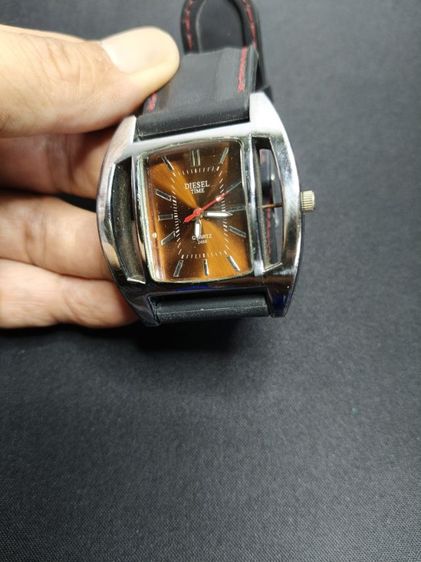 นาฬิกาข้อมือชาย ทรงสปอร์ต หน้าปัดน้ำตาล สายดำด้ายแดง รูปที่ 6