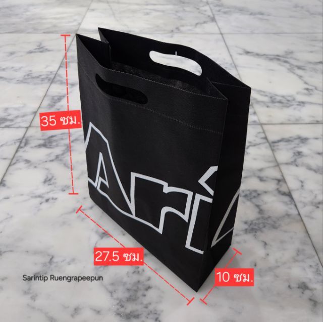 ARI OUTLINE SPUNBOND BAG ถุงผ้าอเนกประสงค์ สีดำอาริโลโก้แบบเส้นขอบขาว จาก Ari Shop ขนาด 27.5×35×10 ซม.(11"×14"×4")  รูปที่ 8