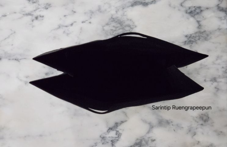ARI OUTLINE SPUNBOND BAG ถุงผ้าอเนกประสงค์ สีดำอาริโลโก้แบบเส้นขอบขาว จาก Ari Shop ขนาด 27.5×35×10 ซม.(11"×14"×4")  รูปที่ 5