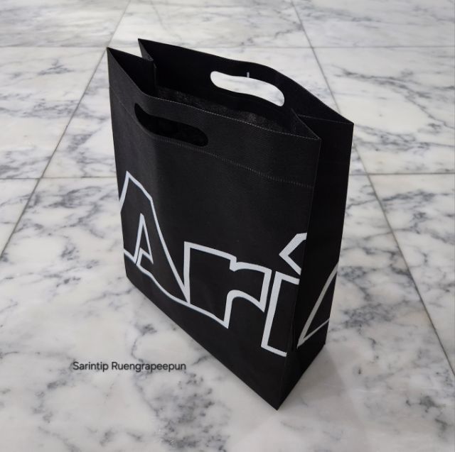 ARI OUTLINE SPUNBOND BAG ถุงผ้าอเนกประสงค์ สีดำอาริโลโก้แบบเส้นขอบขาว จาก Ari Shop ขนาด 27.5×35×10 ซม.(11"×14"×4")  รูปที่ 2