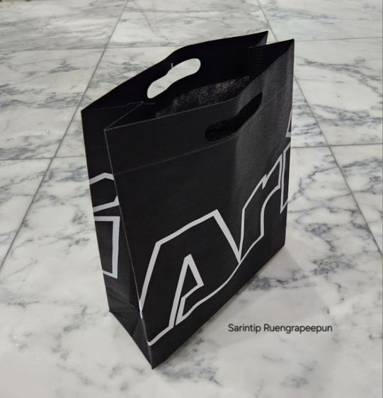 ARI OUTLINE SPUNBOND BAG ถุงผ้าอเนกประสงค์ สีดำอาริโลโก้แบบเส้นขอบขาว จาก Ari Shop ขนาด 27.5×35×10 ซม.(11"×14"×4")  รูปที่ 4
