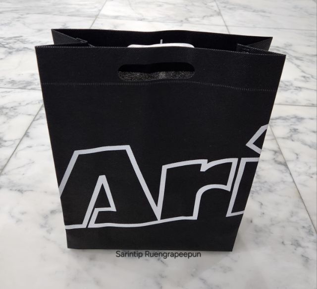 ARI OUTLINE SPUNBOND BAG ถุงผ้าอเนกประสงค์ สีดำอาริโลโก้แบบเส้นขอบขาว จาก Ari Shop ขนาด 27.5×35×10 ซม.(11"×14"×4")