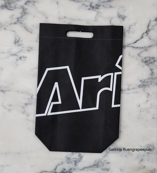 ARI OUTLINE SPUNBOND BAG ถุงผ้าอเนกประสงค์ สีดำอาริโลโก้แบบเส้นขอบขาว จาก Ari Shop ขนาด 27.5×35×10 ซม.(11"×14"×4")  รูปที่ 7