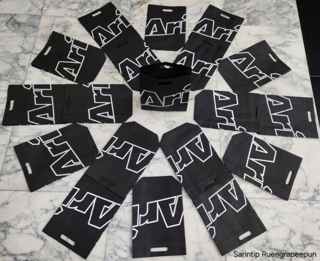 ARI OUTLINE SPUNBOND BAG ถุงผ้าอเนกประสงค์ สีดำอาริโลโก้แบบเส้นขอบขาว จาก Ari Shop ขนาด 27.5×35×10 ซม.(11"×14"×4")  รูปที่ 11