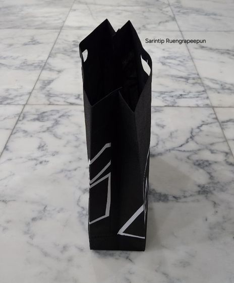 ARI OUTLINE SPUNBOND BAG ถุงผ้าอเนกประสงค์ สีดำอาริโลโก้แบบเส้นขอบขาว จาก Ari Shop ขนาด 27.5×35×10 ซม.(11"×14"×4")  รูปที่ 3