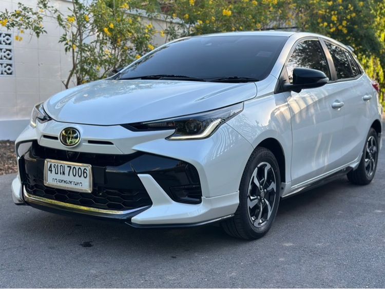 Toyota Yaris 2023 1.2 Premium Sedan เบนซิน ไม่ติดแก๊ส เกียร์อัตโนมัติ ขาว รูปที่ 2