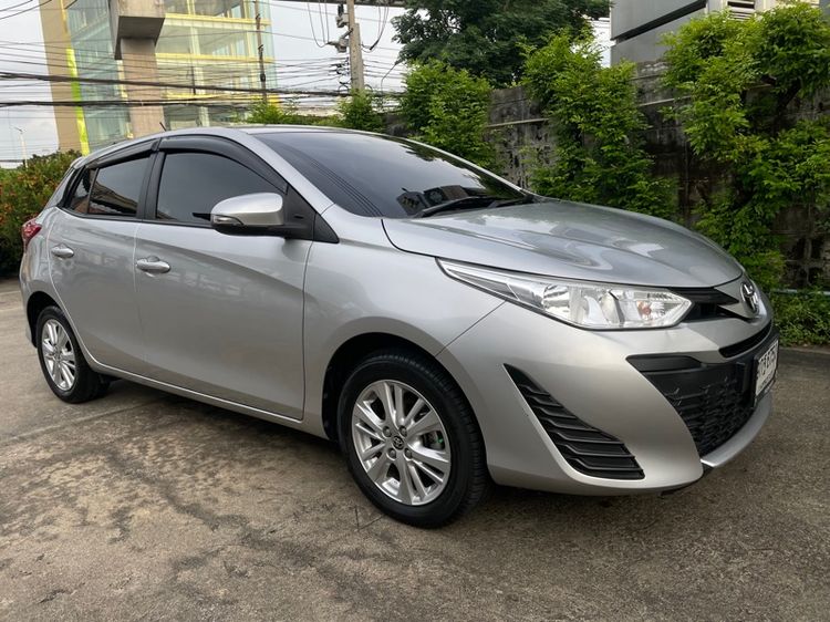 รถ Toyota Yaris 1.2 E สี บรอนซ์เงิน