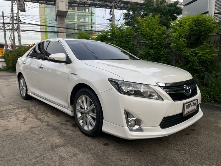 รถ Toyota Camry 2.5 Hybrid สี ขาว