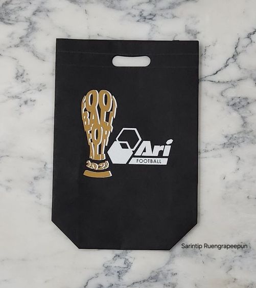 ARI FOOTBALL SPUNBOND BAG ถุงผ้าอเนกประสงค์ สีดำฟุตบอลโลก จาก Ari Shop ขนาด 27.5×35×10 ซม.(11"×14"×4") รูปที่ 7