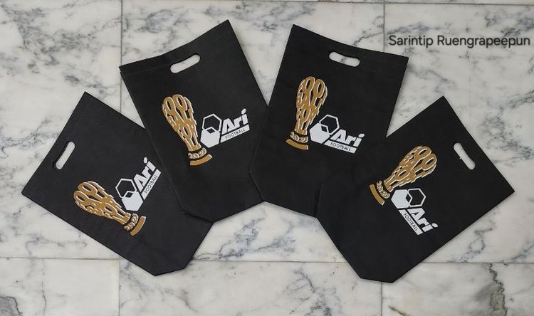 ARI FOOTBALL SPUNBOND BAG ถุงผ้าอเนกประสงค์ สีดำฟุตบอลโลก จาก Ari Shop ขนาด 27.5×35×10 ซม.(11"×14"×4") รูปที่ 9