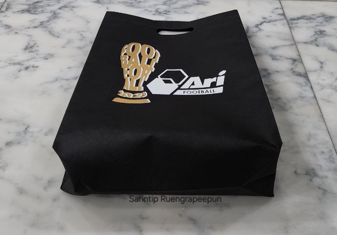 ARI FOOTBALL SPUNBOND BAG ถุงผ้าอเนกประสงค์ สีดำฟุตบอลโลก จาก Ari Shop ขนาด 27.5×35×10 ซม.(11"×14"×4") รูปที่ 6