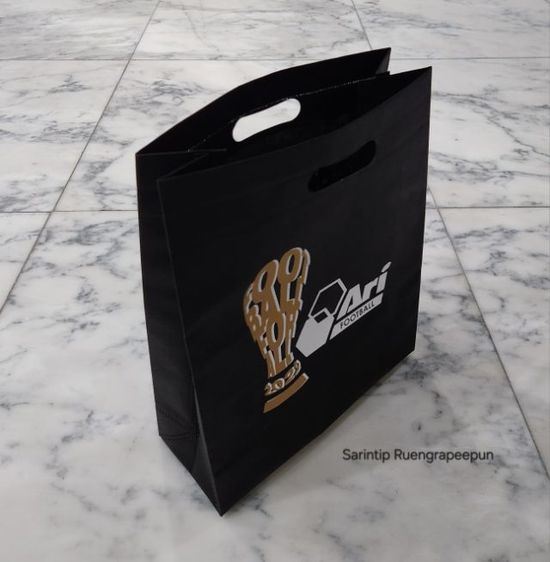 ARI FOOTBALL SPUNBOND BAG ถุงผ้าอเนกประสงค์ สีดำฟุตบอลโลก จาก Ari Shop ขนาด 27.5×35×10 ซม.(11"×14"×4") รูปที่ 4