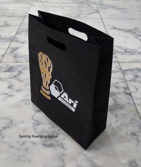ARI FOOTBALL SPUNBOND BAG ถุงผ้าอเนกประสงค์ สีดำฟุตบอลโลก จาก Ari Shop ขนาด 27.5×35×10 ซม.(11"×14"×4") รูปที่ 2