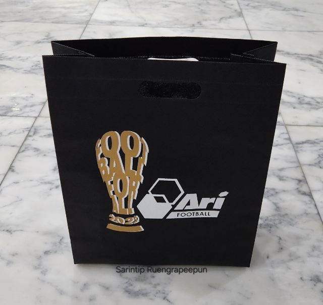ARI FOOTBALL SPUNBOND BAG ถุงผ้าอเนกประสงค์ สีดำฟุตบอลโลก จาก Ari Shop ขนาด 27.5×35×10 ซม.(11"×14"×4")