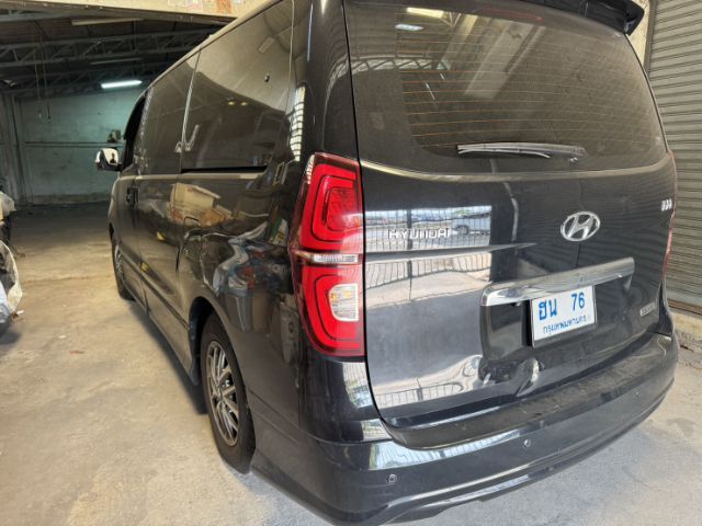 Hyundai H-1  2018 2.5 Deluxe Van ดีเซล ไม่ติดแก๊ส เกียร์อัตโนมัติ ดำ รูปที่ 2