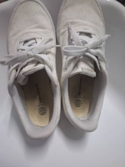 รองเท้าผ้าใบ adidas สีขาวมือสองเบอร์ 39