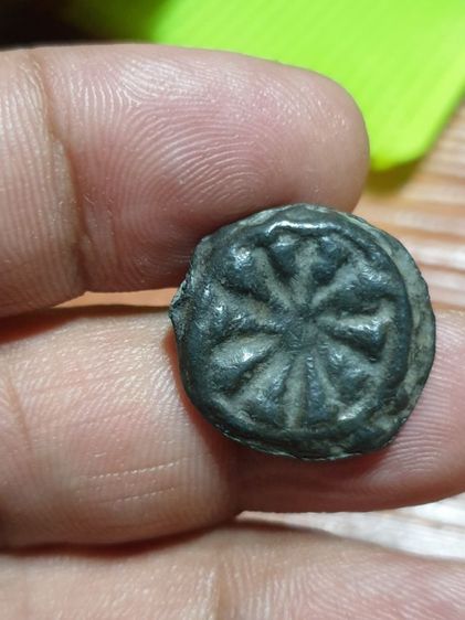 เหรียญหล่องบน้ำอ้อย พิมพ์ หลวงพ่อน้อย ไม่ทราบวัดปีที่ออก สภาพเก่าได้อายุ  รูปที่ 9