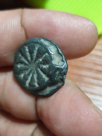 เหรียญหล่องบน้ำอ้อย พิมพ์ หลวงพ่อน้อย ไม่ทราบวัดปีที่ออก สภาพเก่าได้อายุ  รูปที่ 2