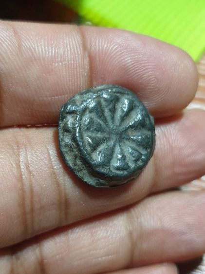 เหรียญหล่องบน้ำอ้อย พิมพ์ หลวงพ่อน้อย ไม่ทราบวัดปีที่ออก สภาพเก่าได้อายุ  รูปที่ 3