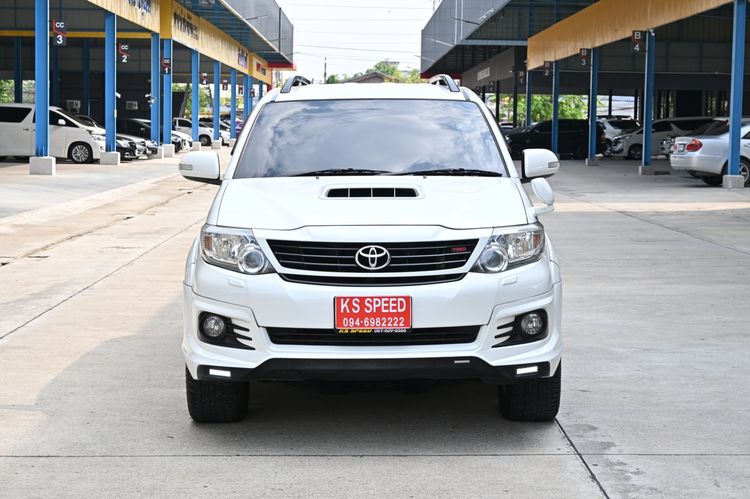 รถ Toyota Fortuner 3.0 TRD Sportivo 4WD สี ขาว