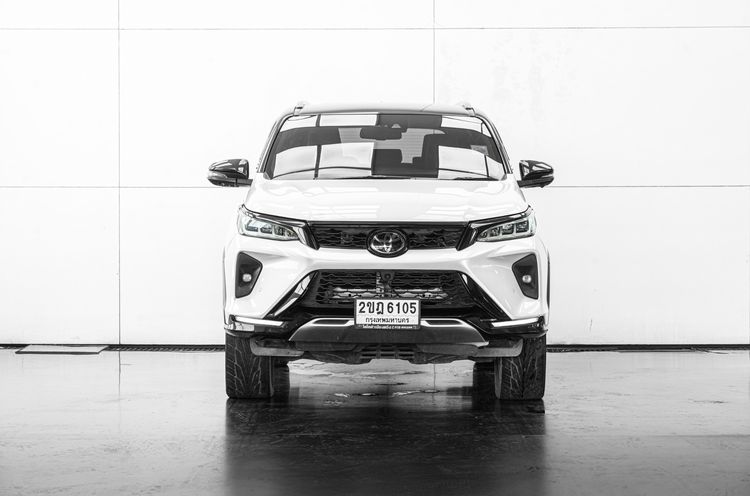 รถ Toyota Fortuner 2.8 Legender Black Top 4WD สี ขาว