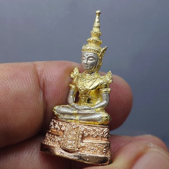 พระพุทธมหามณีรัตนปฏิมากร (พระแก้วมรกต) เนื้อเงินสามกษัตริย์ กรมสรรพสามิต ครบรอบ 64 ปี พ.ศ.2539 พร้อมกล่องเดิม รูปที่ 6