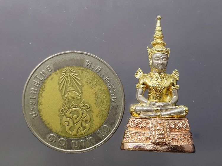 พระพุทธมหามณีรัตนปฏิมากร (พระแก้วมรกต) เนื้อเงินสามกษัตริย์ กรมสรรพสามิต ครบรอบ 64 ปี พ.ศ.2539 พร้อมกล่องเดิม รูปที่ 8