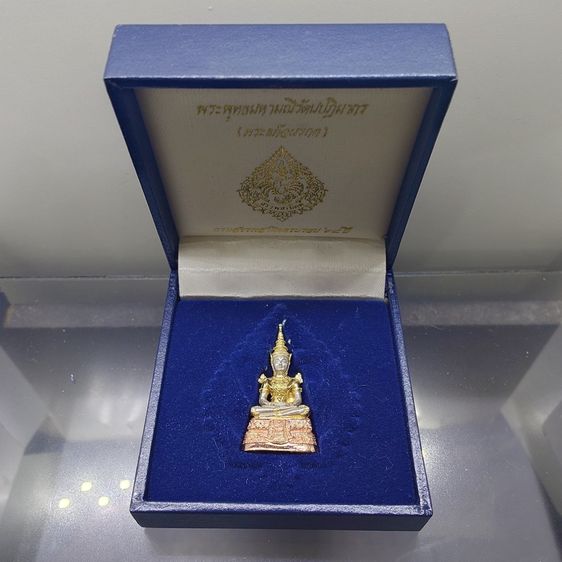 พระพุทธมหามณีรัตนปฏิมากร (พระแก้วมรกต) เนื้อเงินสามกษัตริย์ กรมสรรพสามิต ครบรอบ 64 ปี พ.ศ.2539 พร้อมกล่องเดิม