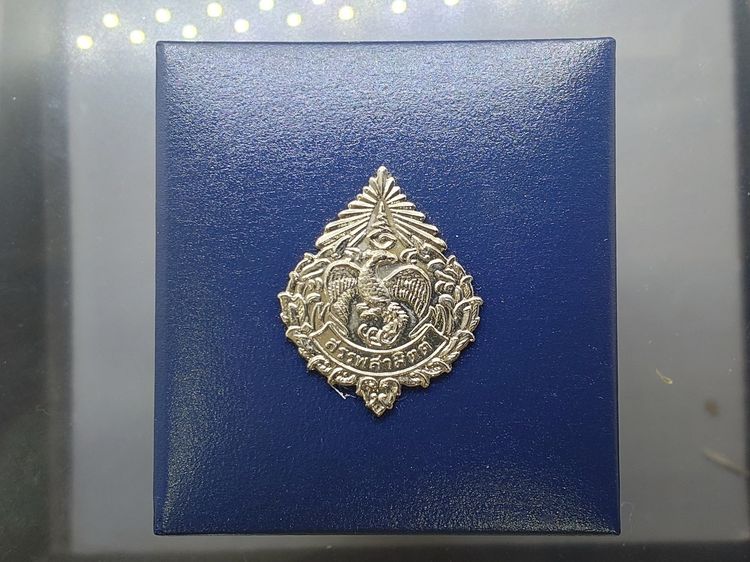 พระพุทธมหามณีรัตนปฏิมากร (พระแก้วมรกต) เนื้อเงินสามกษัตริย์ กรมสรรพสามิต ครบรอบ 64 ปี พ.ศ.2539 พร้อมกล่องเดิม รูปที่ 9