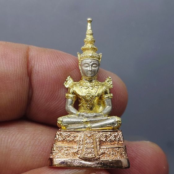 พระพุทธมหามณีรัตนปฏิมากร (พระแก้วมรกต) เนื้อเงินสามกษัตริย์ กรมสรรพสามิต ครบรอบ 64 ปี พ.ศ.2539 พร้อมกล่องเดิม รูปที่ 3