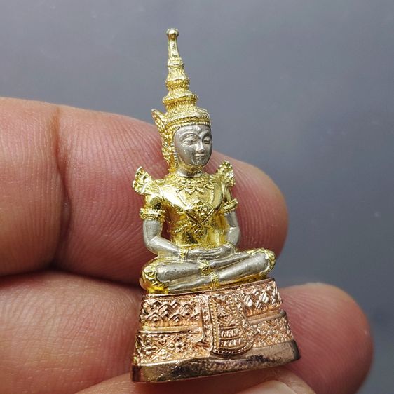 พระพุทธมหามณีรัตนปฏิมากร (พระแก้วมรกต) เนื้อเงินสามกษัตริย์ กรมสรรพสามิต ครบรอบ 64 ปี พ.ศ.2539 พร้อมกล่องเดิม รูปที่ 5