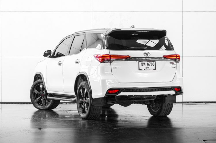 Toyota Fortuner 2016 2.8 V TRD Sportivo 4WD Utility-car เบนซิน ไม่ติดแก๊ส เกียร์อัตโนมัติ ขาว รูปที่ 4