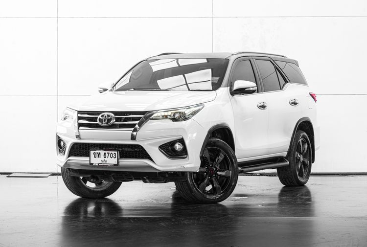 รถ Toyota Fortuner 2.8 V TRD Sportivo 4WD สี ขาว