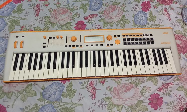 คีย์บอร์ดคุณภาพสูง Korg Kross2 สภาพดี สี Limited พร้อมแซม อ. ต้าร์ พร้อม Adapter แท้