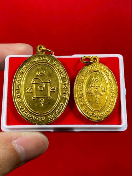 👑(ปล่อยคู่) เหรียญหลวงพ่อแดง วัดเขาบันไดอิฐ จ.เพชรบุรี เนื้อเปียกทอง รูปที่ 2