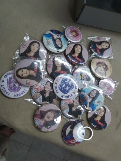 เข็มกลัดติดเสื้อรูปสาวสวยขายยกกอง250บาทรวมค่าส่ง รูปที่ 4