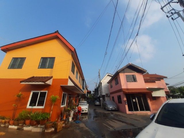 ขายด่วน บ้านทาวเฮาส์สองชั้นสองหลังต่อเติมรวมกัน พื้นที่รวม16 ตรว.