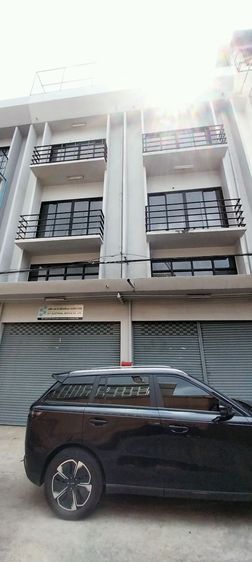 เช่าหรือขาย ตึกแถว 3 ชั้น 2 ห้องตีทะลุกันทุกชั้น อยู่พระราม3 ซอย10 เช่า 2 ห้องเดือนละ 30,000 บาท ขาย 2 ห้อง 14 ล้าน สนใจติดต่อ 081-643-2042