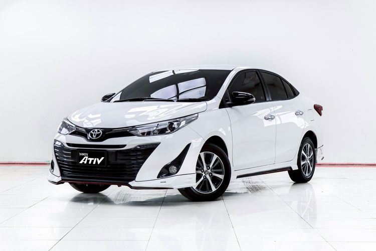 รถ Toyota Yaris ATIV 1.2 High สี ขาว